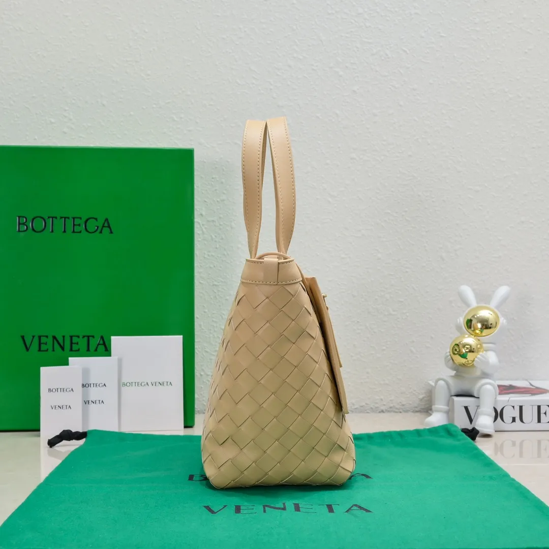 Batch 1500 #Bv 2023 new product Flip Flap tote bag, simple and practical tote body design, classic leather weaving, fully displaying Bv craftsmanship, and making the whole bag look more refined. The small zipper pocket can be placed inside the bag, or can be placed outside as a handbag seal. The versatile small tote [happy] is both fashionable and practical. It is suitable for a variety of occasions. It is made of top-grade happa lambskin. It is very soft and lightweight. The bag shape that can stand up without falling down is really nice. It is the first choice for fashion workers and expectant mothers. Size: 23x18.5x15, model: 7746